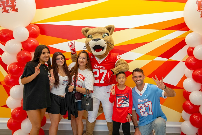 Logo for UH Family Weekend 2026